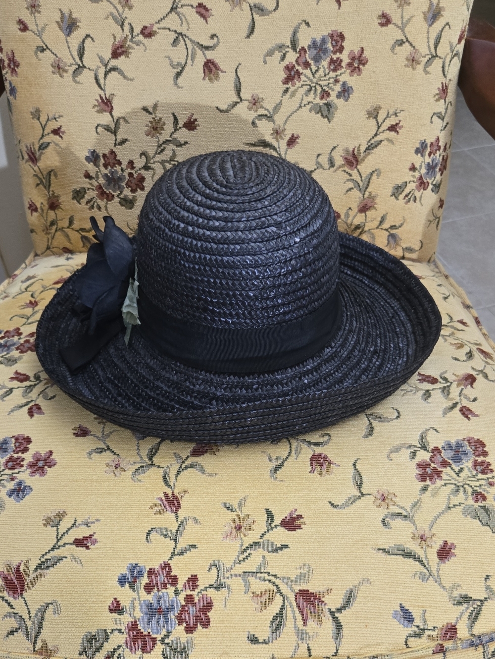 Liz Claiborne VINTAGE  Woven Straw Hat with Floral Accent